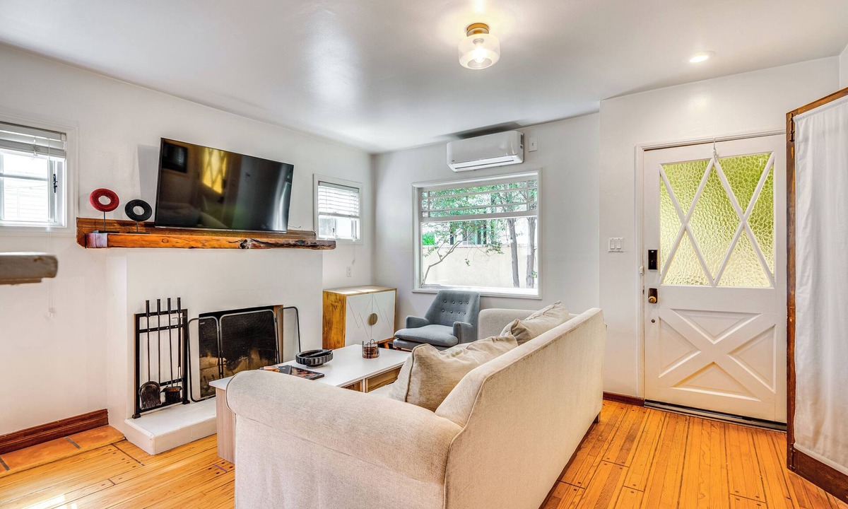 Venice Cottage | < 1 Mi to Venice Beach & Boardwalk! Quiet Cottage