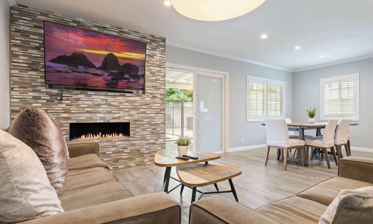 Lake Balboa House | 106 Bright & Modern Home -Gated Salt Water Pool