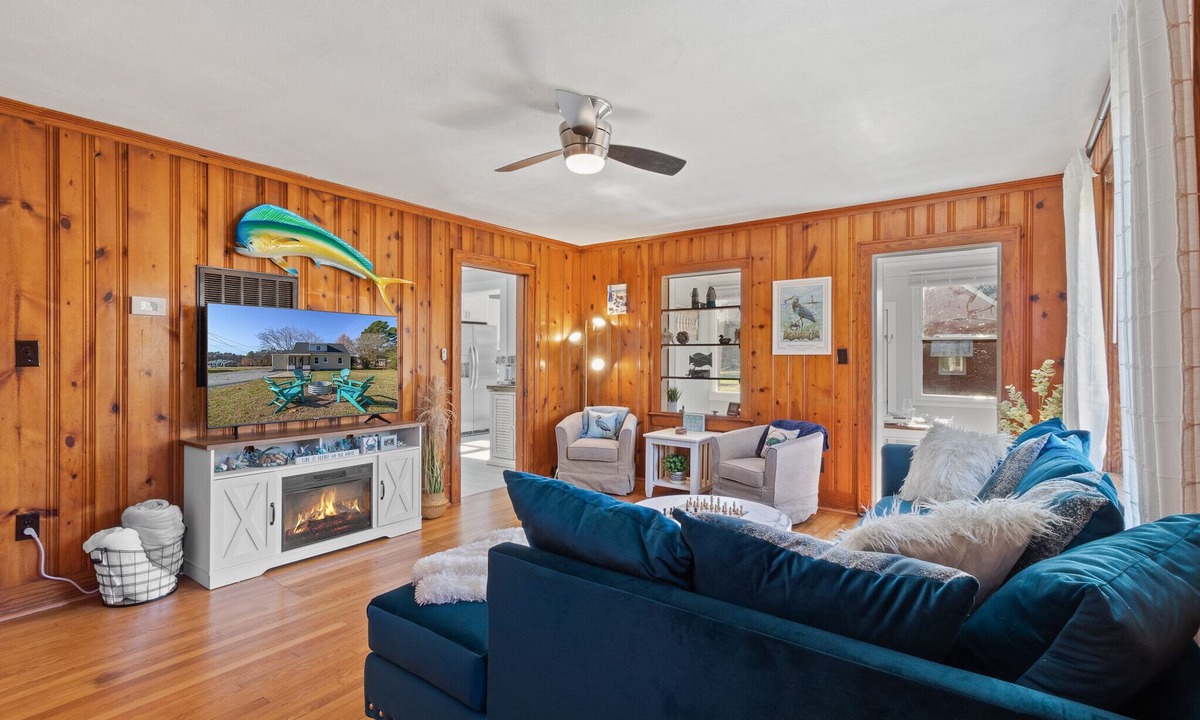 Mathews House | 1st Floor King Bed~Fire Pit~Large Yard~Walk 2 Town
