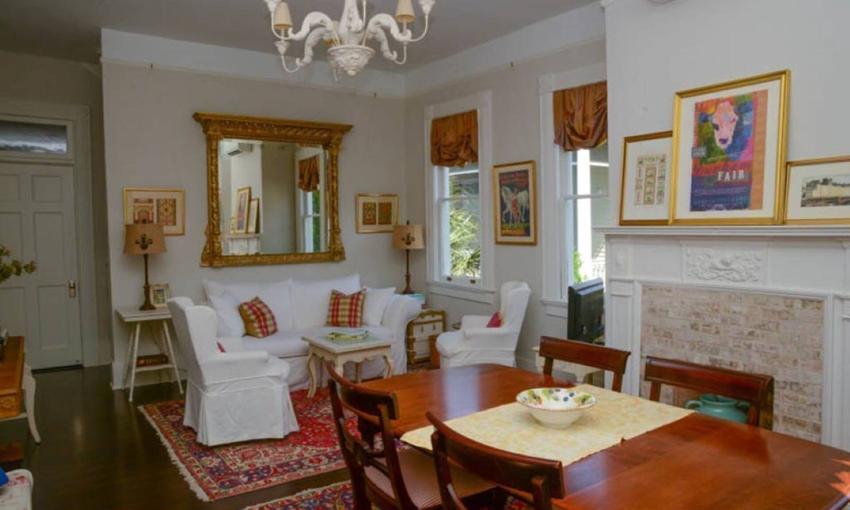 Harleston Village Bed & Breakfast | 2 Bedroom 2 bath Upscale Apartment near Colonial Lake