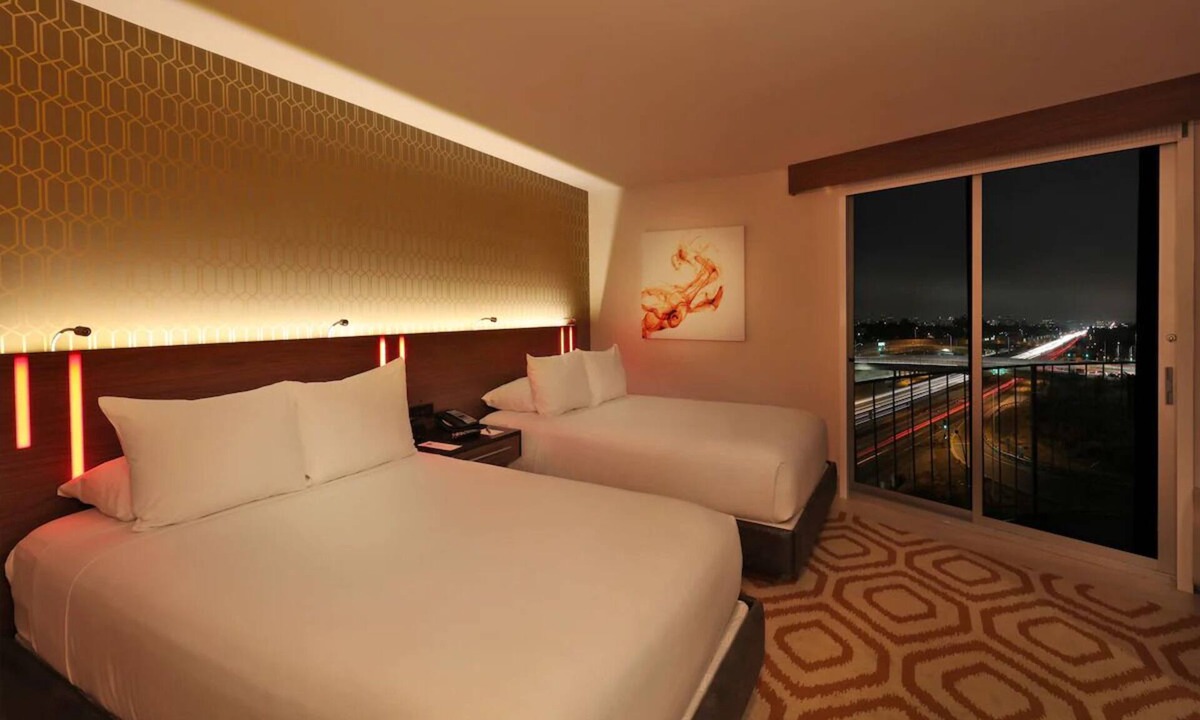Los Angeles Hotel | 2 Charming Rooms Near LA Attractions – Enjoy Rooftop Dining and Iconic Views