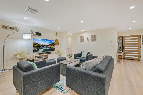Westminster House | 20 min to Disneyland - Spacious Family Home Near All the Fun
