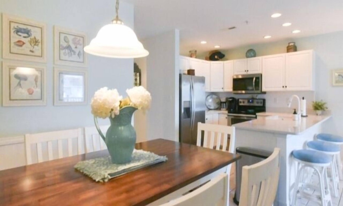 Heron Harbour Isle Condo | 3 Bedroom 2 Bath Condo Canal view with Pool, WiFi, Full Kitchen