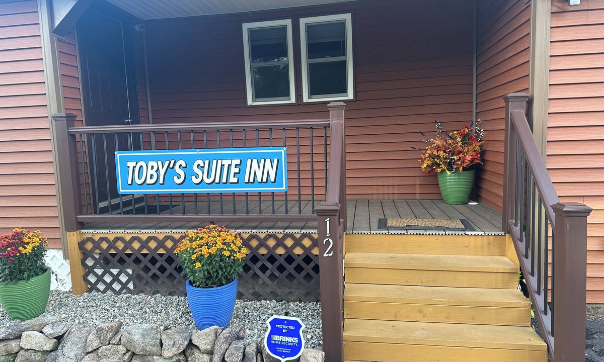 Fort Ann House | 3-bedroom,Game room,2 day beds 4 sleepers,Sun room,deck with hot tub in Fort Ann