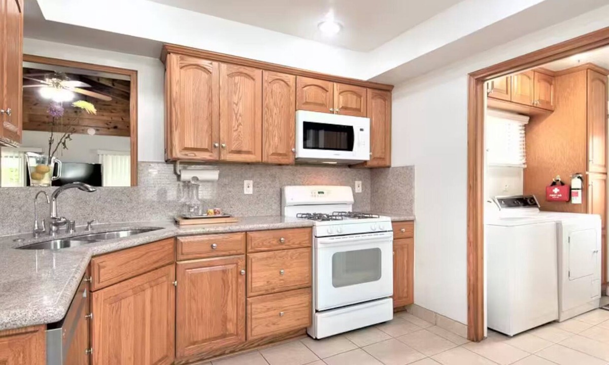 Tarzana House | 3-bedroom house, pool and other amenities in amazing Tarzana area of Los Angeles