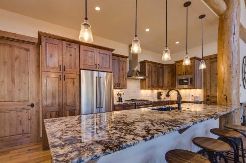 Breckenridge Park Estates House | 3 Mi to Slopes: Breck Cabin w/Hot Tub & Views