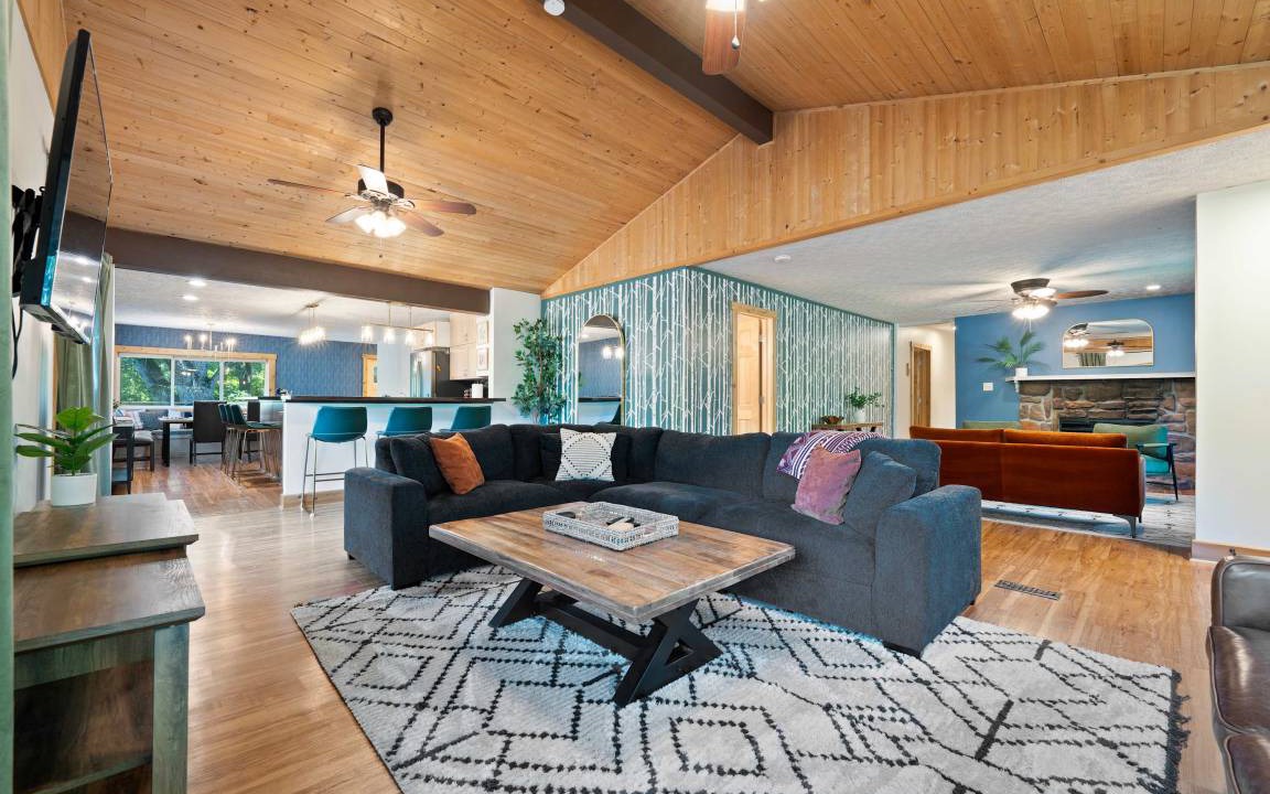 Sugar Grove Cabin | 511 m² Cabin ∙ 8 bedrooms ∙ 40 guests