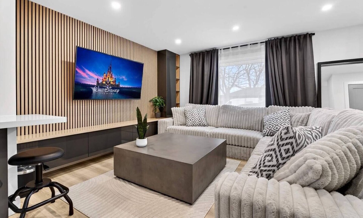 St. Catharines House | 6BR Modern Oasis | Near Niagara Falls & Wineries
