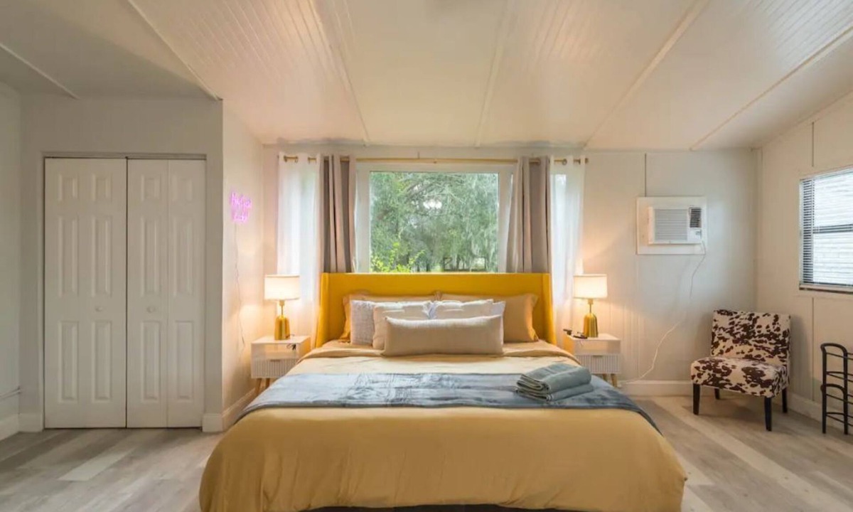 DeLand House | 8mi to blue springs + Firepit + perfect for 2!