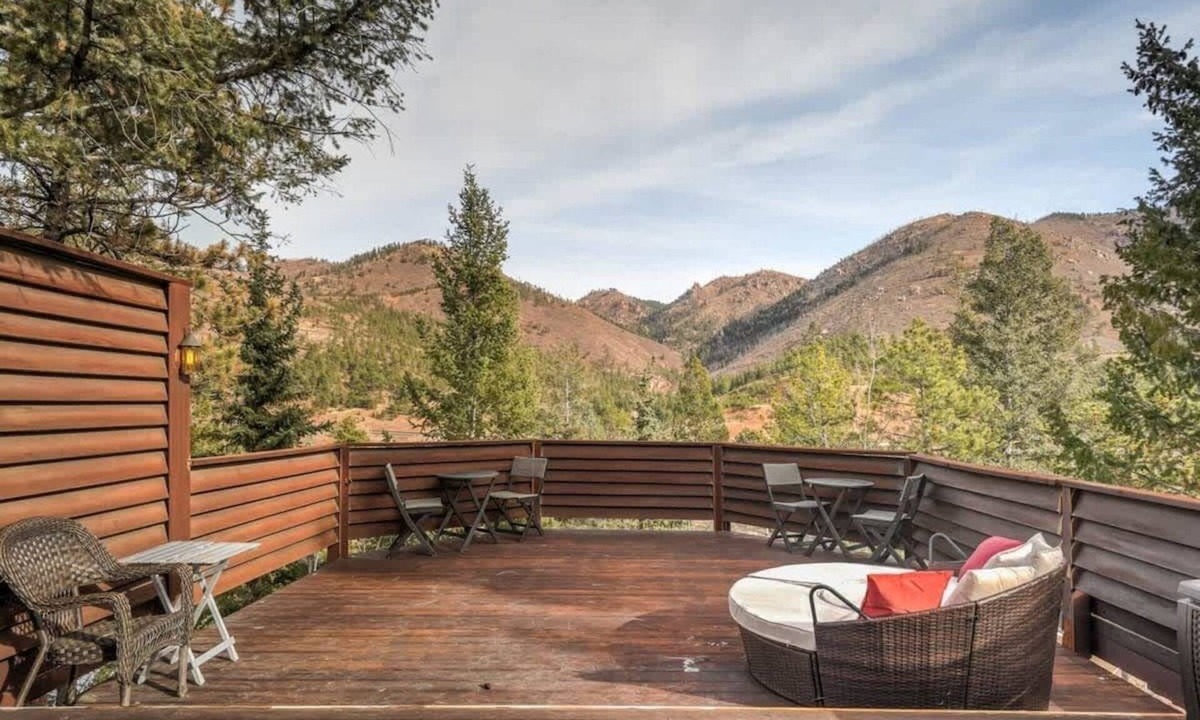 Cascade-Chipita Park Cabin | Amazing Views, Fire Pit, Mtn Getaway , EV Charger