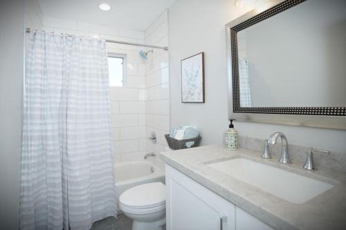Orange House | Awesome 5 bedroom 3 bath pool home with in-ground jacuzzi