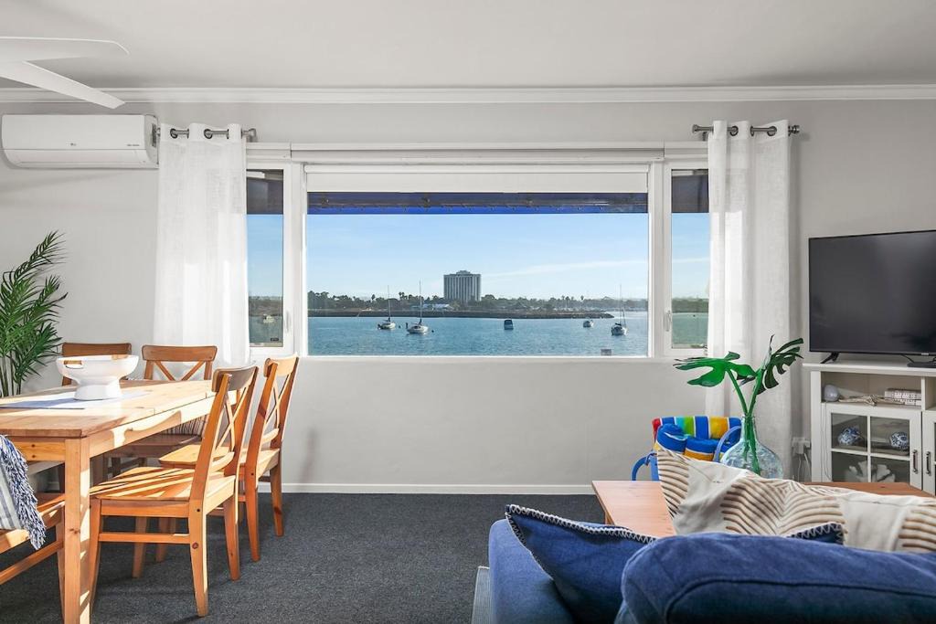South Mission Beach Apartment | Bayfront 1-BR with Stunning View Steps to the Sand