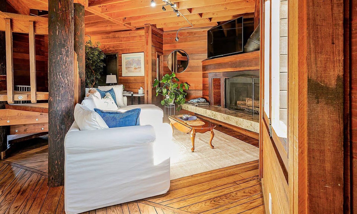 Valley Center House | Beautiful Redwood Cabin, Hot Tub, 2 Fireplaces, 2 Masters, Theater 80" TV.