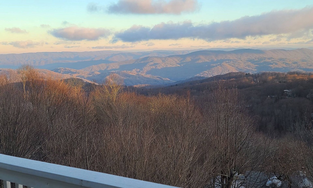 Beech Mountain House | Beech Mountain 4 BR with Amazing Long-range Views. Spacious house. Pet friendly.