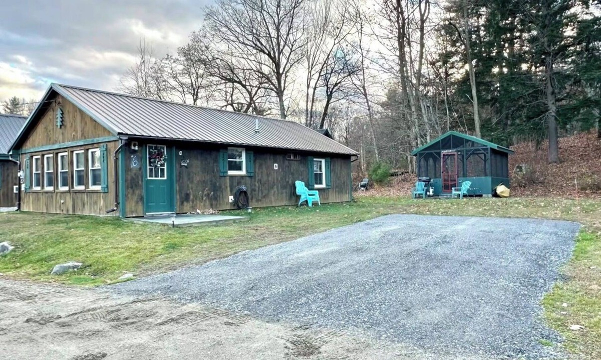 Belgrade Cabin | Black Bear Cottage 2-bedroom cabin in Belgrade perfect for a relaxing getaway