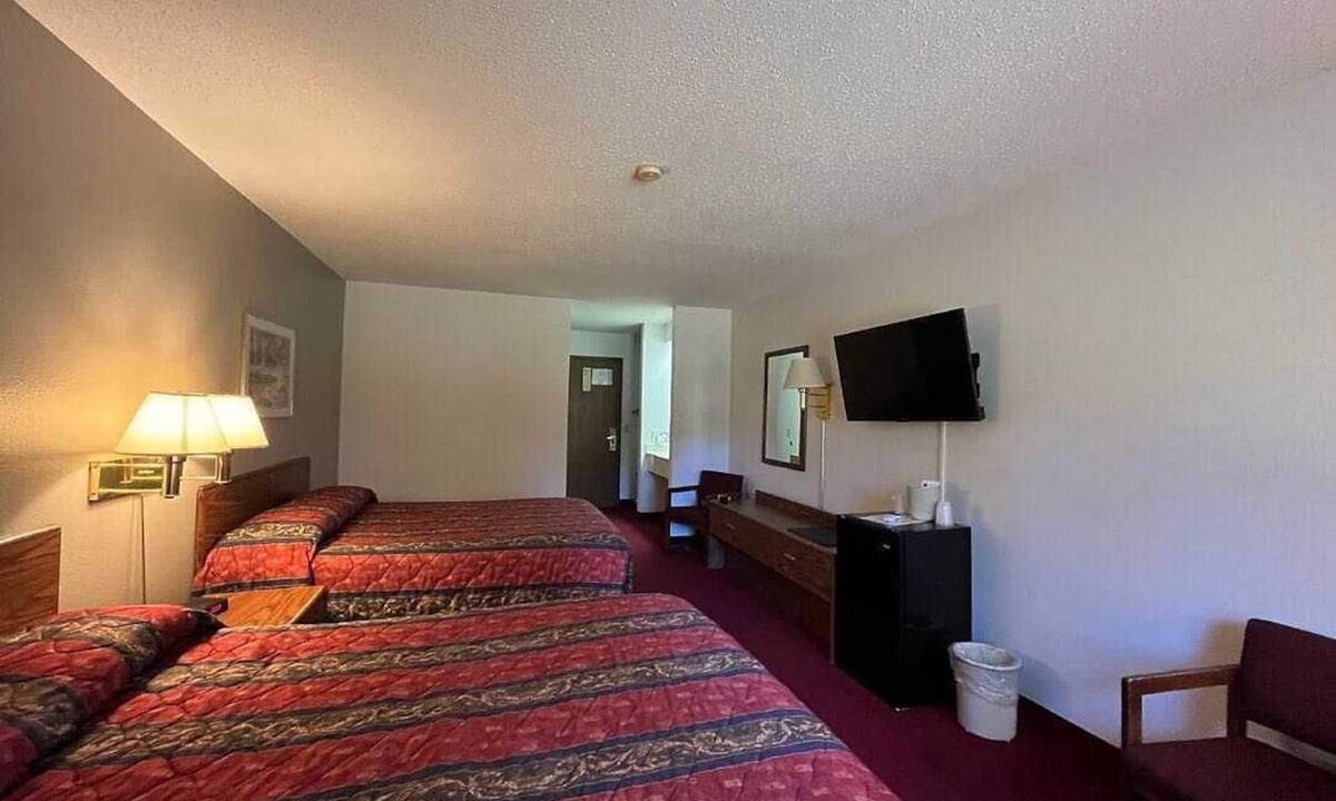 Boulder Junction Hotel | Boulder Bear Motor Lodge - Two Queen Beds 105 Front