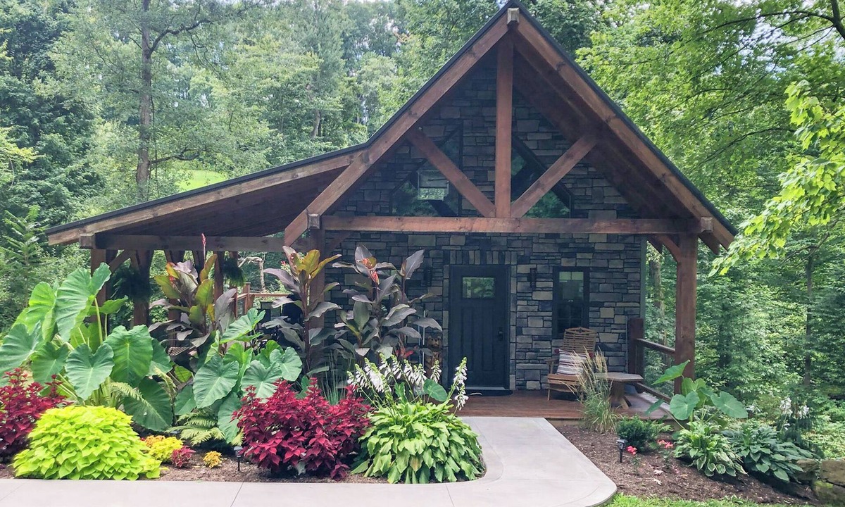 Stone Creek Cabin | Cabin Retreat on quiet back road in Amish Country with hot tub
