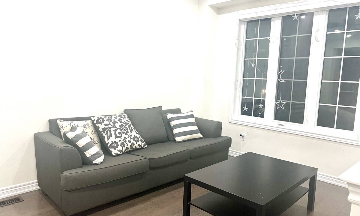 Brampton House | Centrally located beautiful 3 bedroom full house with free parking