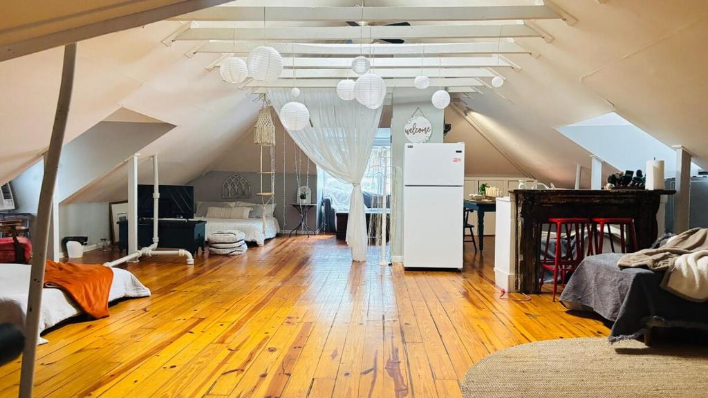 Midtown Apartment | Charming BOHO Loft Retreat with King and Queen Bed