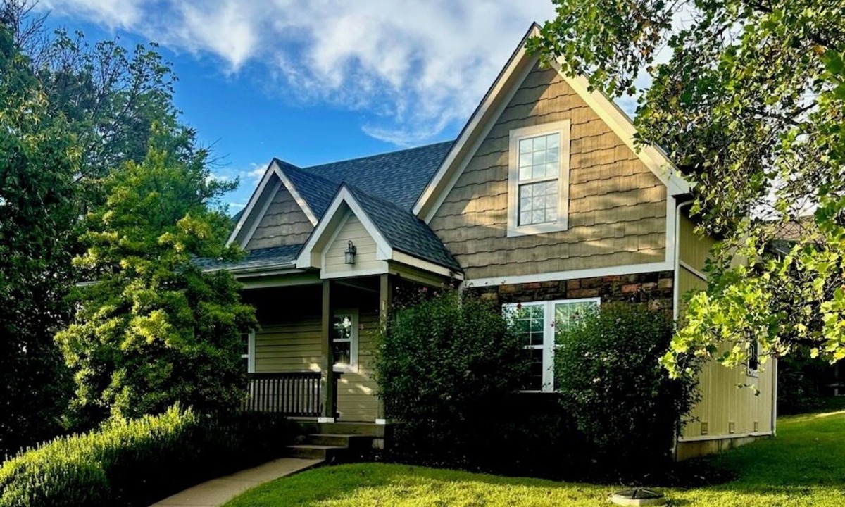 Hollister House | Charming Deep Roots Den on Table Rock. Great get away location. Rare find.