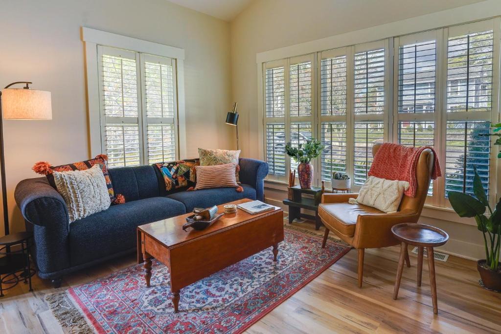 Granville Apartment | Charming Granville Home with Porch - Walk Downtown!