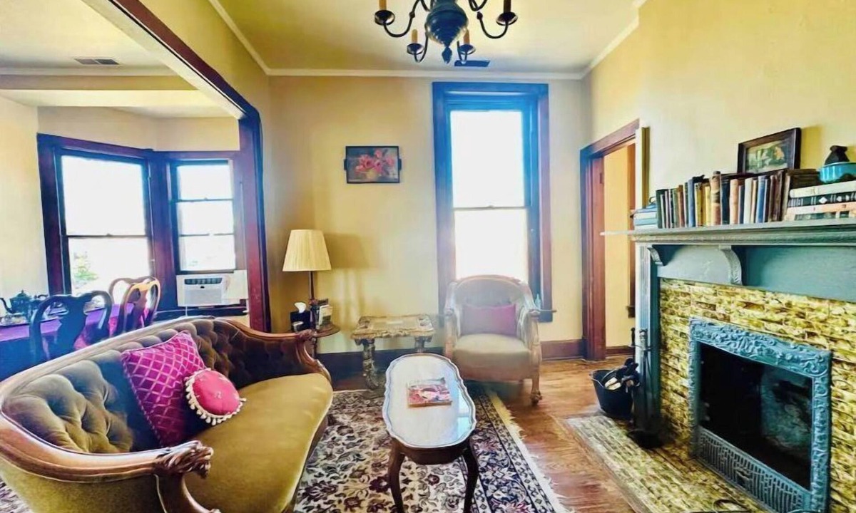 Mount Vernon House | Charming historic apartment turned antique store near the town square