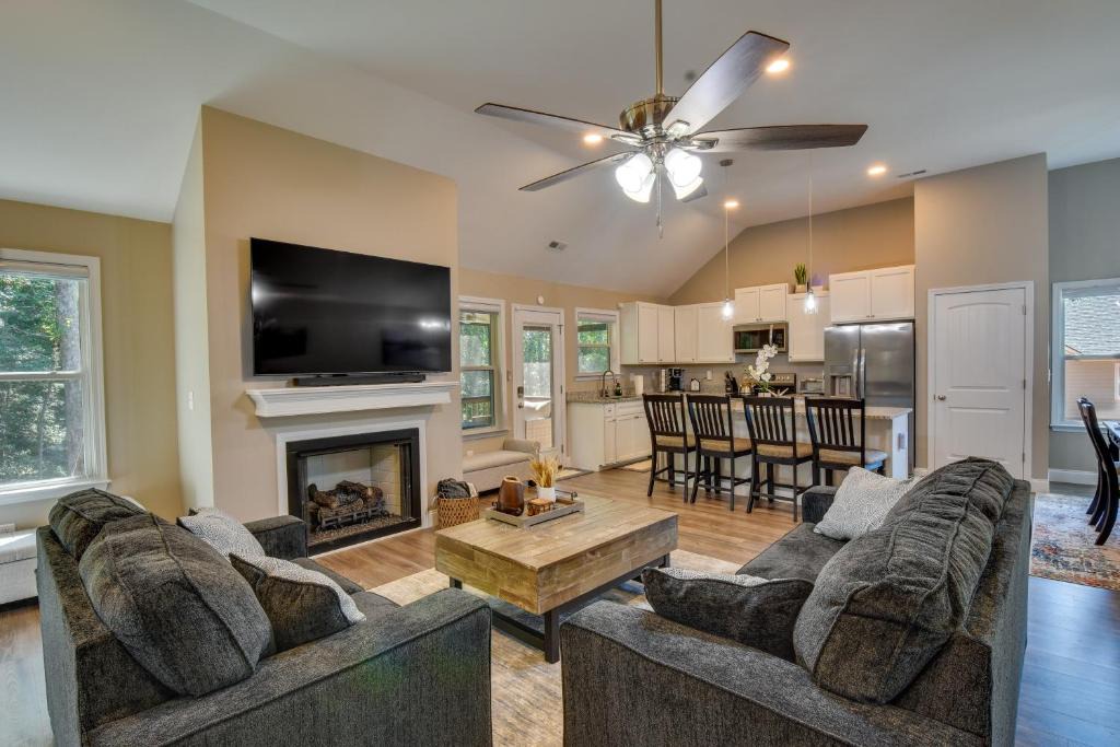 Pendleton House | Charming Pendleton Retreat ~ 5 Mi to Clemson!
