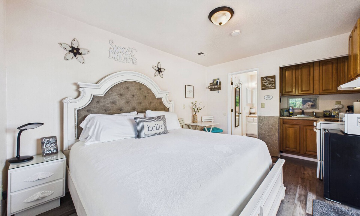 Humboldt Hill Apartment | Charming Private Studio with hot tub.