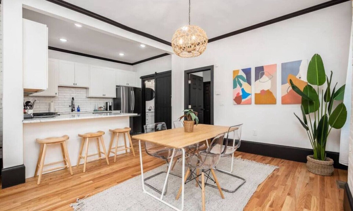 Victorian Village Apartment | Chic & Clean | Walkable to Everything | Smart TV