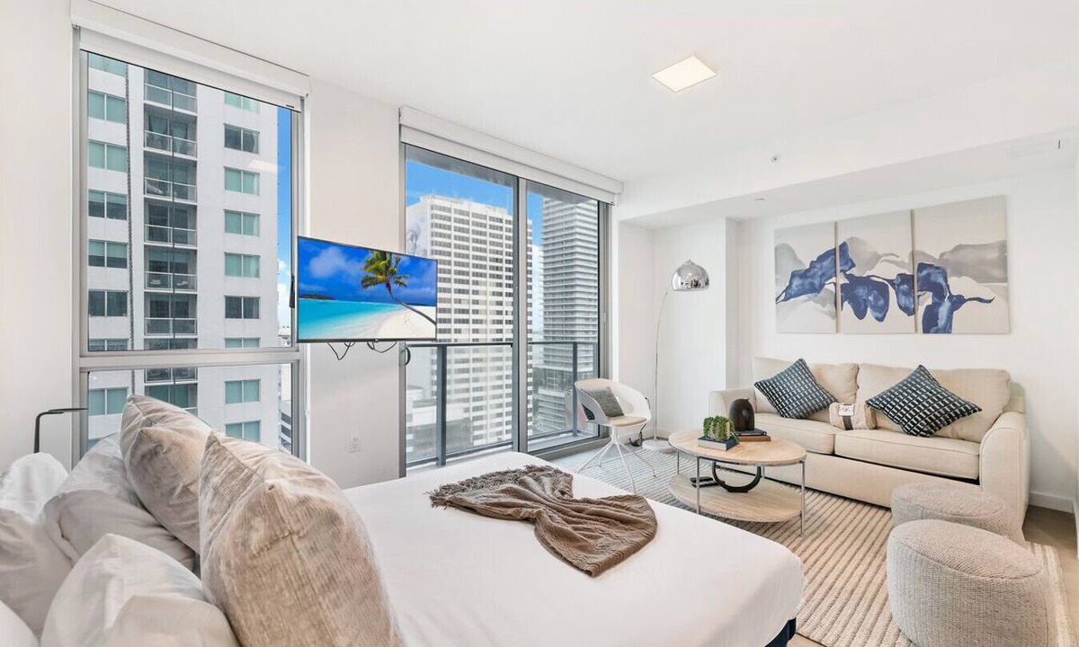 Downtown Miami Apartment | Chic Downtown Studio With Rooftop Pool and Gym