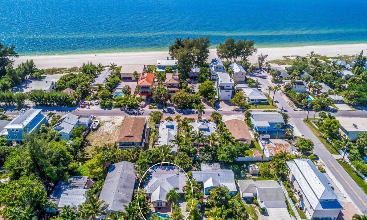 Ilexhurst House | Coastal Craftsman + Pet Friendly | Steps to the Beach