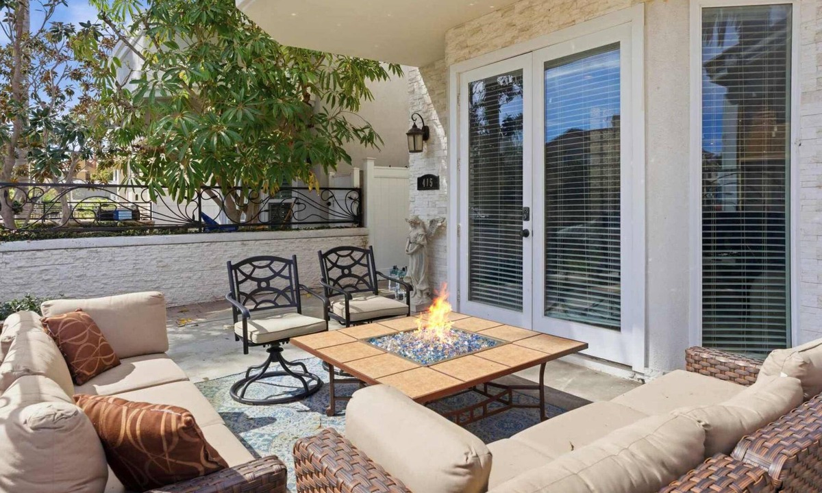 Huntington Beach House | Coastal Dream 3 blocks form the sand Down town HB w/AC
