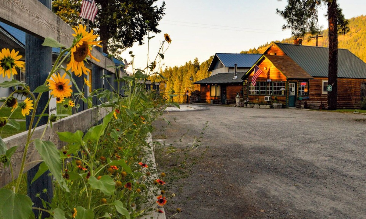Colville Hotel | Columbia Point Resort