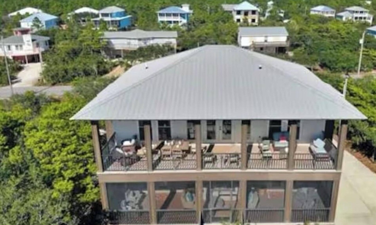 Surf Side Shores House | ColumbusDay SPECIAL!Luxe beach house-3bedrooms+ bonus room,3 min to sand!Hot tub