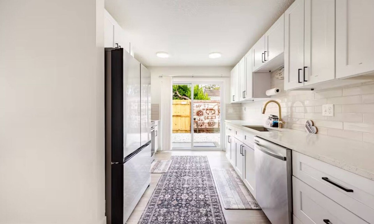 Goldenrod House | Comfortable & Quiet 2BR/2BA, Near Park Ave & Rollins, Extended Stays Welcome.