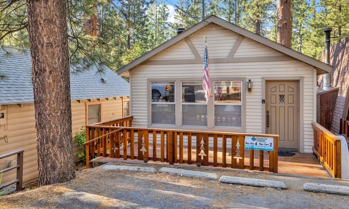 Big Bear Lake Cabin | Cozy 2BR/2BA Log Home: Fenced Yard, Gas Fireplace & Walk to Lake