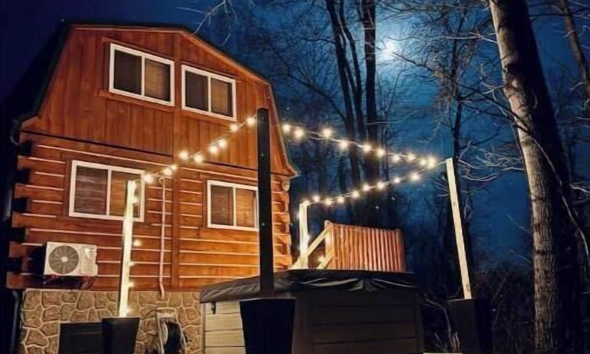 East Fultonham Cabin | Cozy Cabin Escape w/Hot Tub, King Bed & Fire Pit