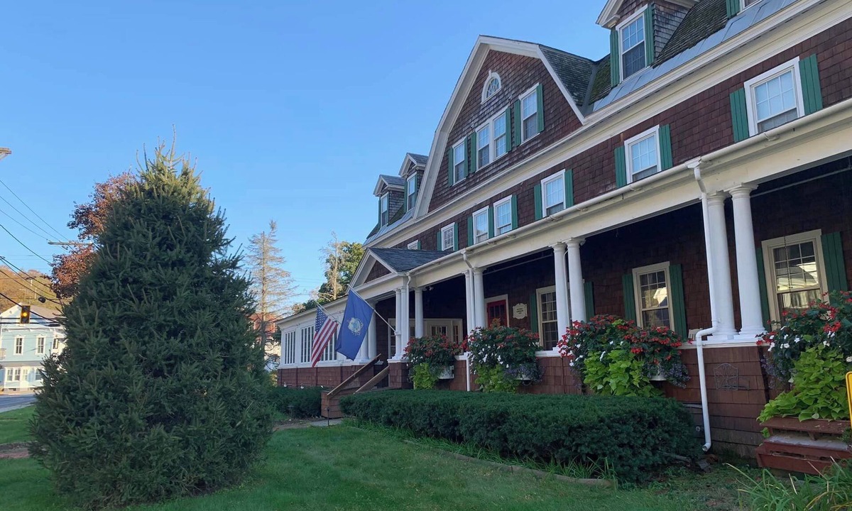 Wilmington Apartment | Crafts Inn Hotel Suite with pool, hot tub and AC