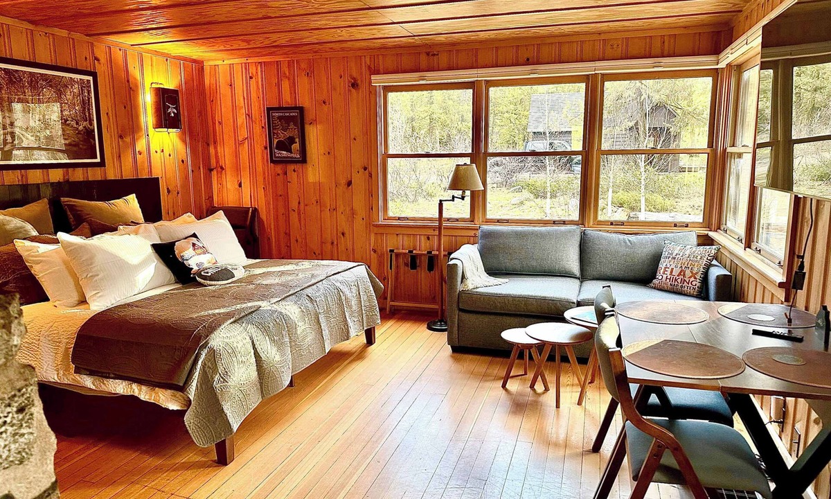 Mazama Cabin | Creekside Bunkhouse on Early Winters Creek