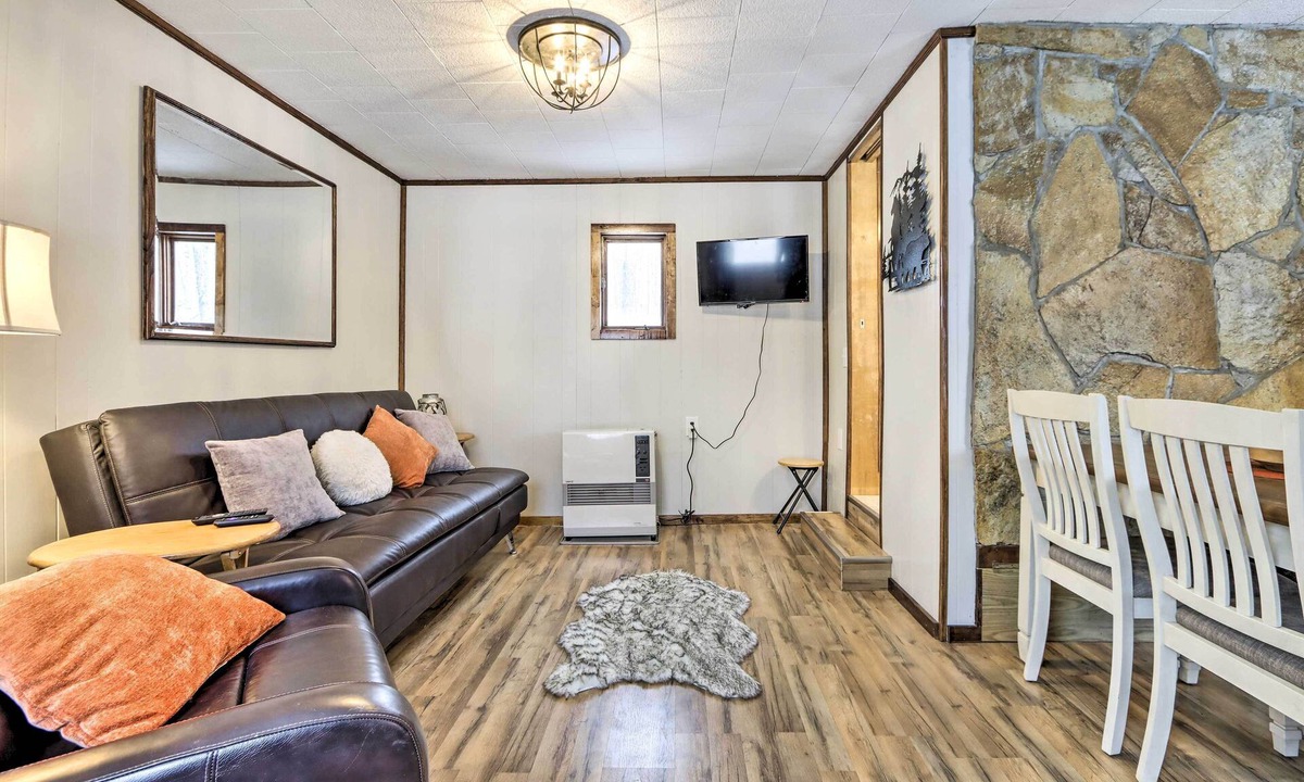 Fishhook Cabin | Creekside Cabin < 2 Mi to Hike, Bike & Ski!