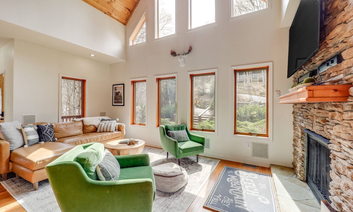 Beech Mountain Cabin | Deck + Scenic Views: Beech Mtn Group Getaway