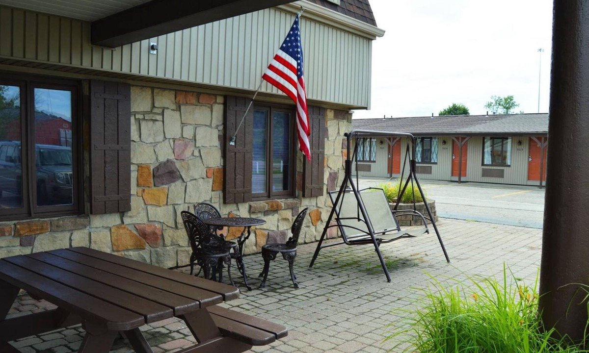 Cambridge Hotel | Deer Creek Motel
