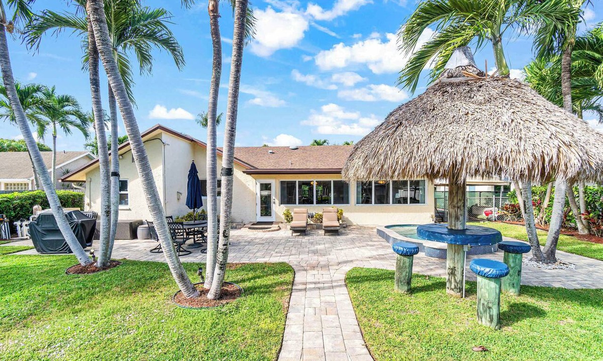 Tropic Palms Villa | Delray Waterfront Paradise | Poolcuzzi & Kayaks
