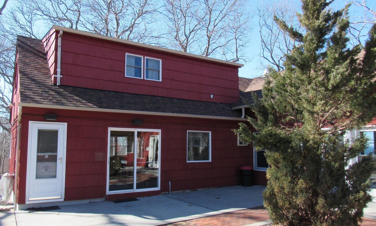 Wading River House | DeWolfe Hall West Apartment with access to LI Sound