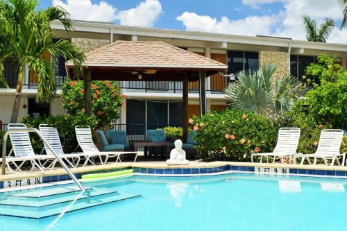 Caloosahatchee Resort | Dolphin Key Resort - Cape Coral