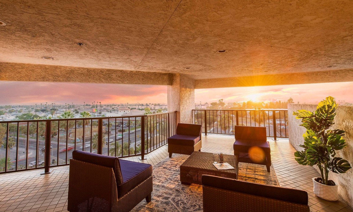 Harbor Hotel | DoubleTree by Hilton Carson