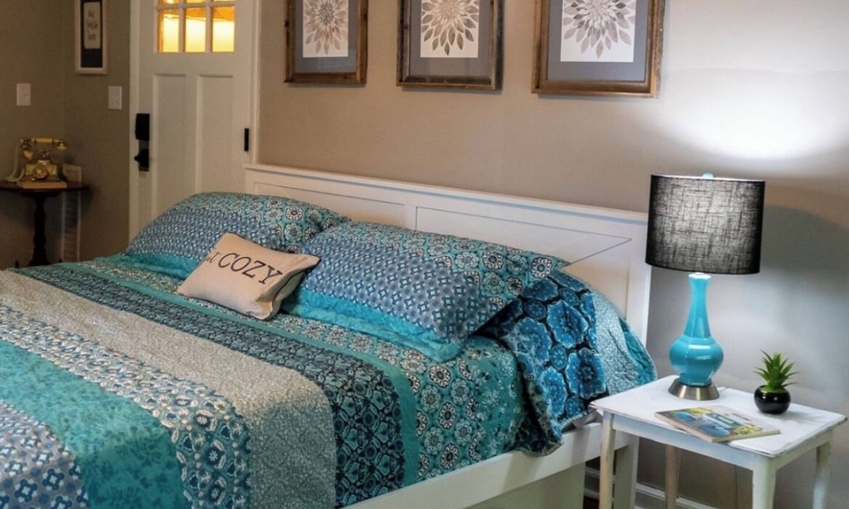 Lancaster Apartment | DOWNTOWN Lancaster Studio Apartment! “Modern Meets Vintage.”