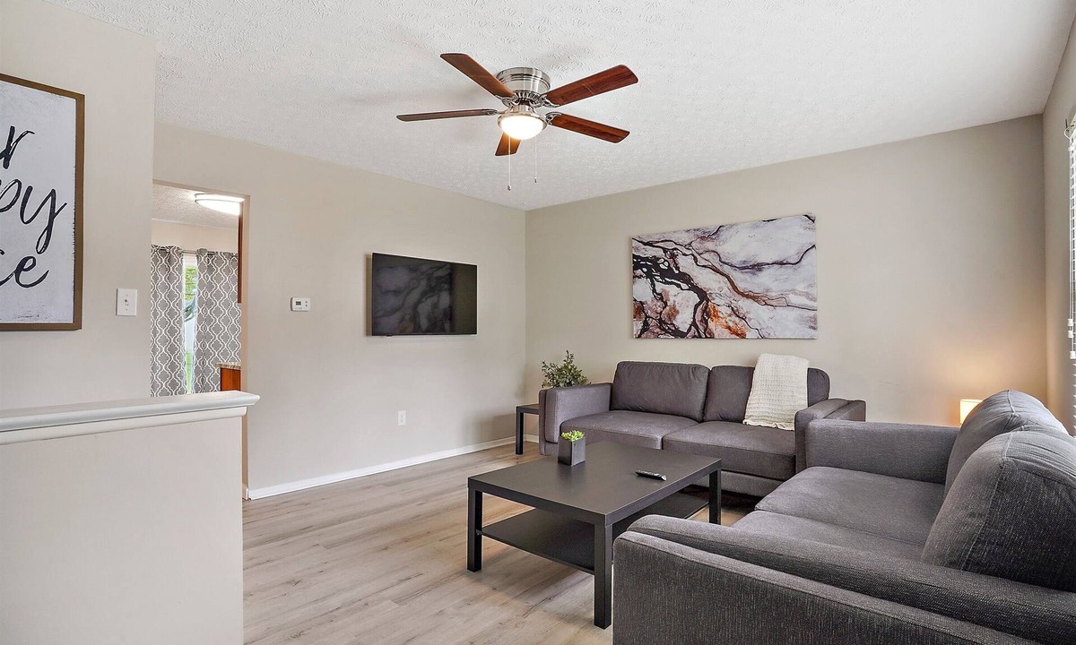 Gahanna House | EASTON TOWNE CENTER 4 bed, 2 full bath home w/ big yard