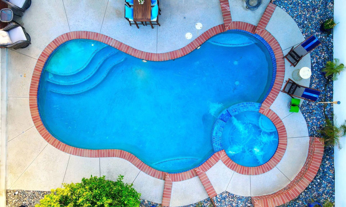 La Crescenta-Montrose House | Enjoy La Crescenta Living. Work, Play, Swim.