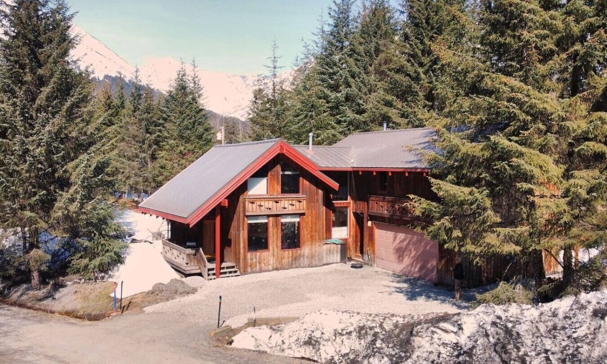 Alyeska Cabin | Entire Cabin | Sleeps 8 | Walk to Alyeska